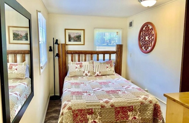 Santa's Shack Downstairs - shared hot tub access