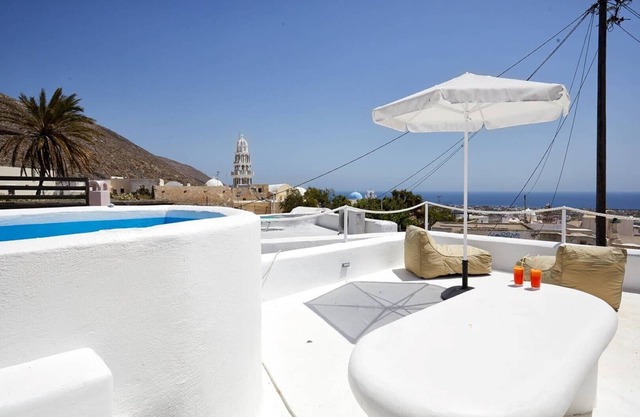 Santorini-treasures Rockside Villa traditional