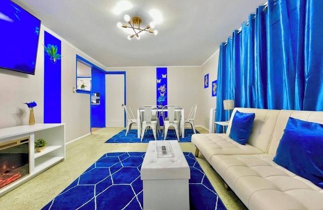 Sapphire Haven: Charming 1BR Upper Unit Retreat | Laundry, Parking, Safe Location 8 Min to Airport