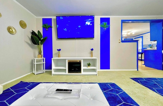 Sapphire Haven: Peaceful 2BR Upper Unit Retreat | Laundry, Parking, Safe Location 8 Min to Airport