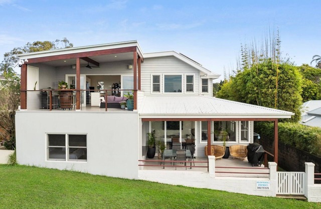 Sapphire Magic - Stunning waterfront retreat in the picturesque town of Urunga.