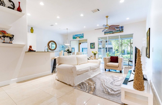 Sarasota Square Sleek Townhouse w/ Pool