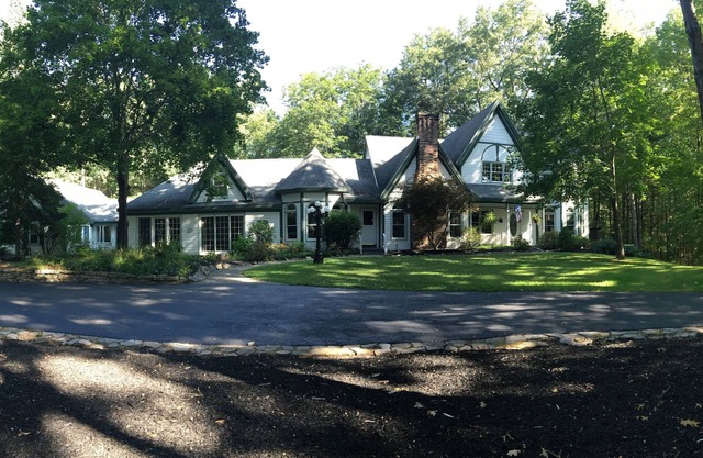 Saratoga Home close to Race Track. n Privacy in a spacious home with Pool