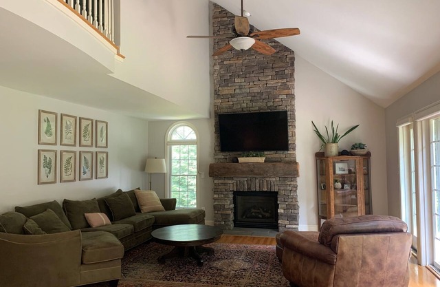 Saratoga Retreat. 4 bedroom home, great yard, 5 min to Saratoga/Track.