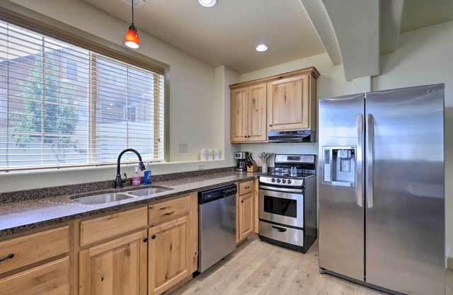Saratoga Springs Getaway: Walk to Utah Lake!