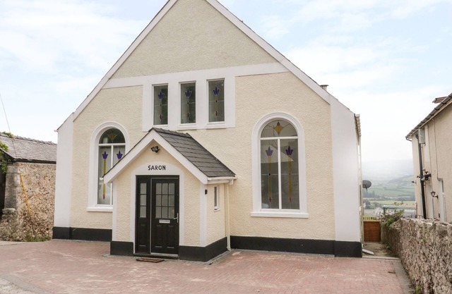 SARON CHAPEL, pet friendly, character holiday cottage in Penrhyn Bay