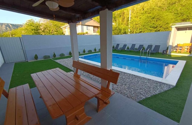 Sasha Apartment and Swimming Pool