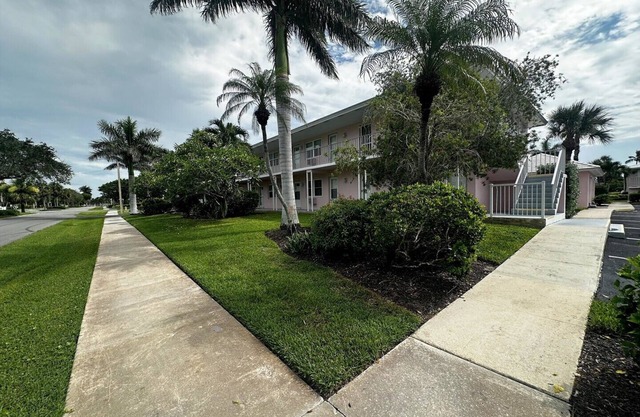 Sassy Studio Condo in Great Central Island Location