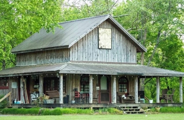 Saunders Cabin Wifi. Creek w/fire pit, cornhole, ax board, horseshoes. big field