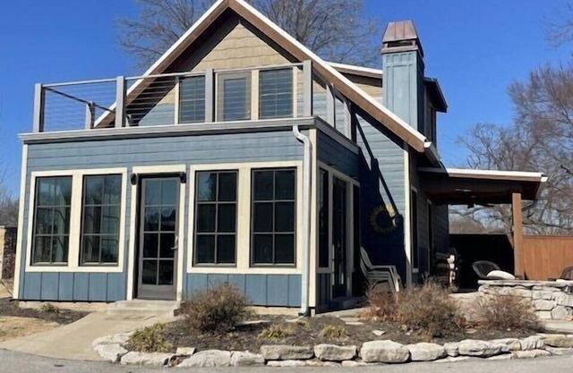 Save 10% off 3 Night Stay! Beautiful Cottage w/great Lake views, pool, hot tub!