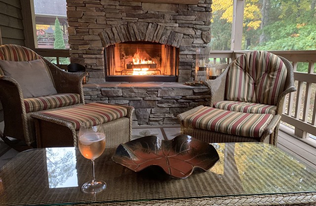 SAVE ON HOLIDAYS AND 2026 RATES Relax in the Mountains, Fireplaces & Waterfalls