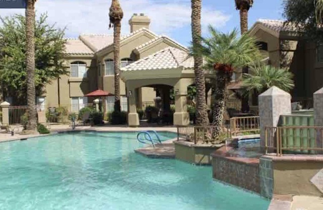 Savor Scottsdale in this Mid-century Modern Condo