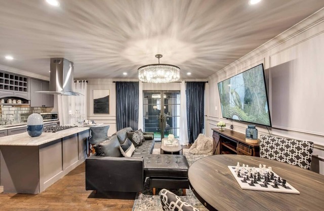 Savor your stay in this elegant Dallas retreat, blending modern comforts with historic charm. Enjoy high-speed Wi-Fi, a smart TV, luxurious king bed, marble finishes, and an award-winning courtyard oasis.