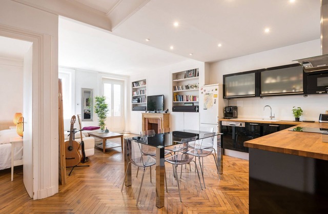 ★ SAXE & THE CITY ★ 90m², 1 to 8, Balcony with Fourvière view, Central LYON ❤️