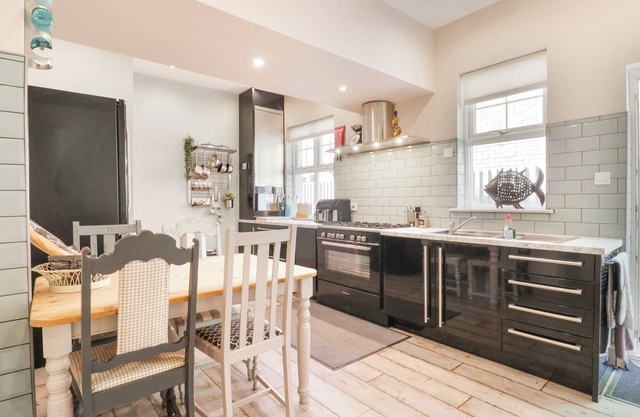 SAXON LODGE COTTAGE, family friendly in Felixstowe, Suffolk