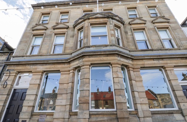 SAXON PRINCESS SUITE, romantic, character holiday cottage in Loftus