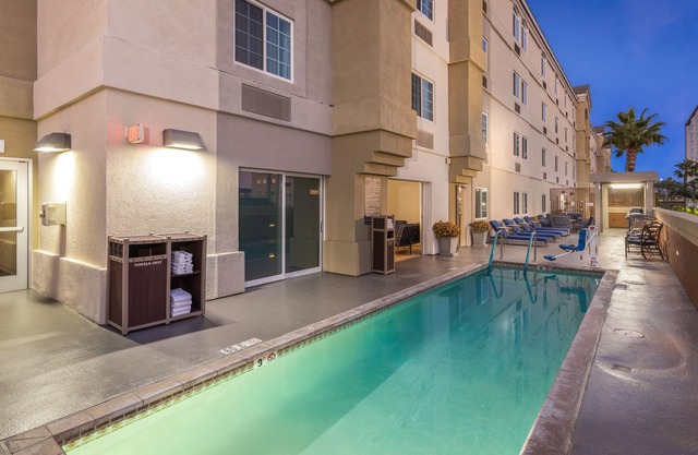 Say Hi to Mickey! Unit with Full Kitchen Close to Disneyland, Pool!