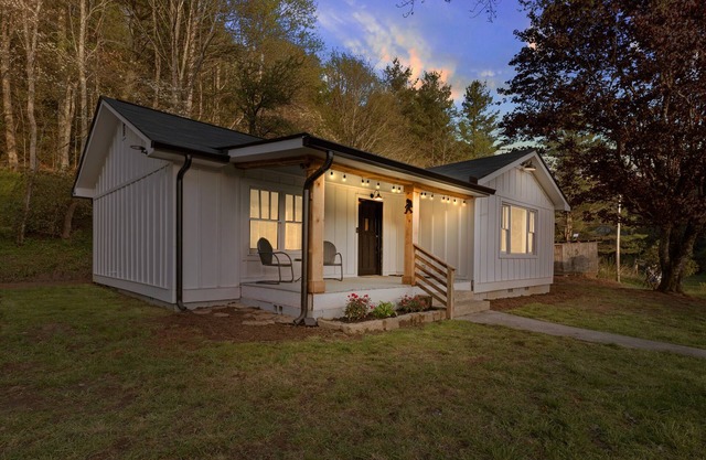 Scaly Mtn/Highlands Modern NC Farmhouse-6.5 AC 2 Creeks