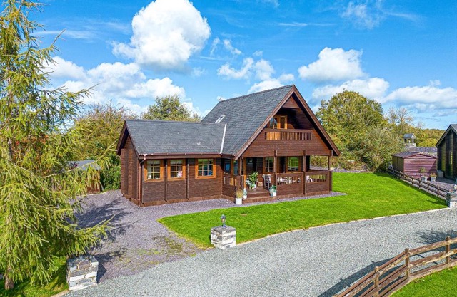 Scandi Cabin in Heart of Anglesey with Parking