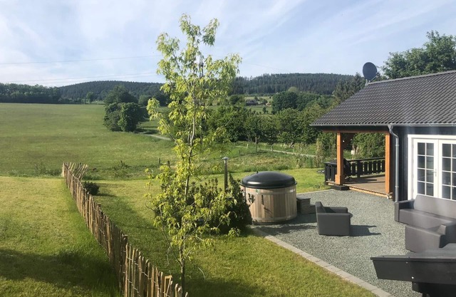 Scandinavian Lodge with hot tub near Winterberg