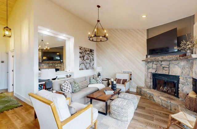 Scandinavian modern retreat with sweeping mountain views - shuttle to slopes