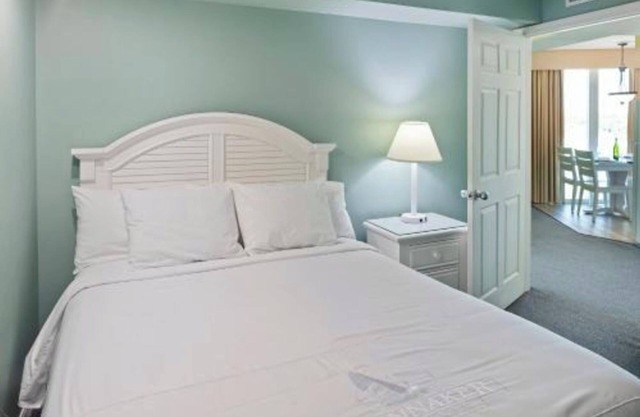 Scenic 2BR City View Condo – Pool, Kitchen, Easy Drive to Dining & Shops