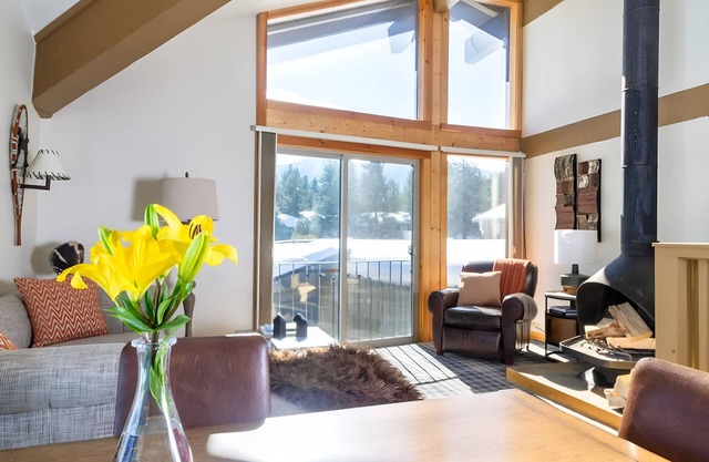 Scenic Alpine Room Near Yosemite Tioga Pass, Ski Rentals & Trailheads