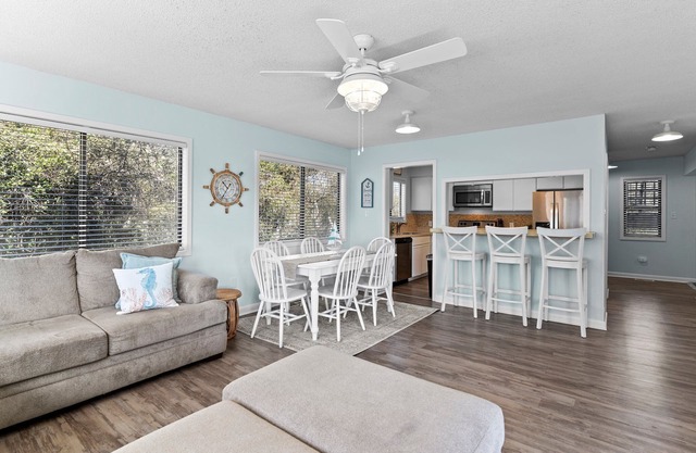 Scenic Caswell Beach! 3 Mins to Beach & Pool. Clean + Conveniently Located