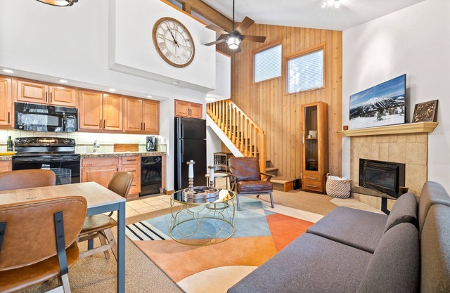 Scenic Condo w/Loft in Desirable Mount Bachelor Resort! 20 Min to Ski, Tons of P