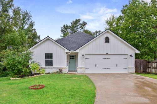 Scenic Creekside Retreat with Modern Comforts Near Texas A&M University in College Station, Texas