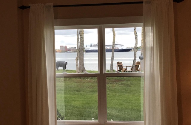 Scenic "Harbour View House" Beautiful Waterfront, Overlooking Charlottetown.