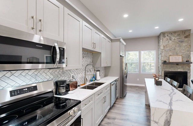 Scenic Home- Close to water activities with fireplace, W/D, & AC