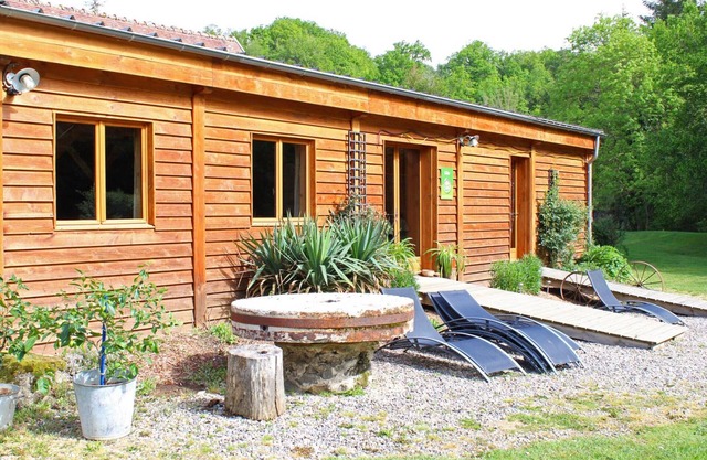 Scenic Retreat: Heated Pool, River, Gym, Sauna - Sleeps 5