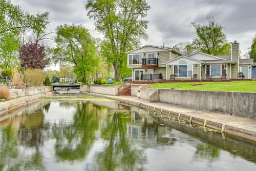 Scenic Views Spacious Webster Lake House!
