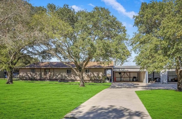 Schertz Country Farmhouse on 1 acre with Gameroom