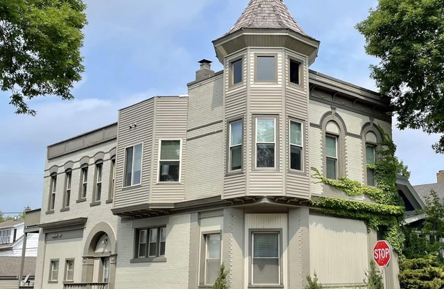 Schlitz Castle: Huge 5BR/4BA Sleeps 12 w/Double Kitchens & Living Rooms