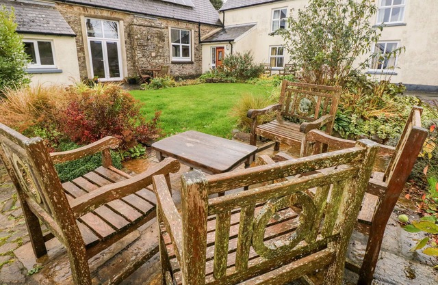 SCHOOL HOUSE, pet friendly, character holiday cottage in Spittal