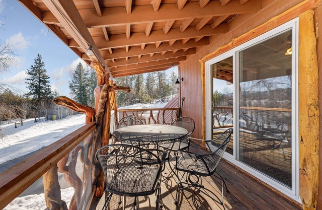 Scotts Landing - Amazing views, quiet location with large driveway & deck