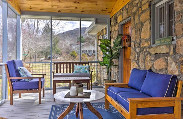 Screened Porch: 'The Rock Cottage' in Hot Springs