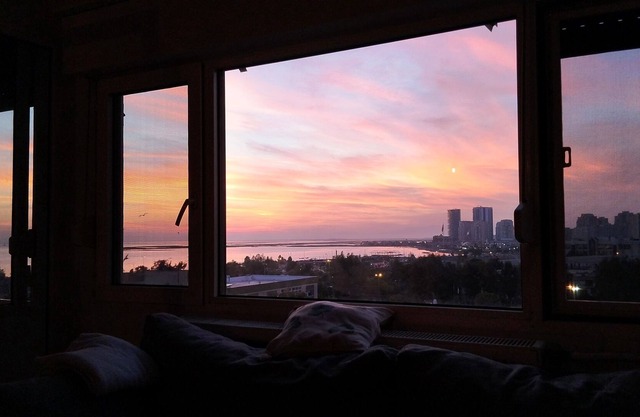 Sea and sunset view, close to public transportation, 1+1 within the safe site