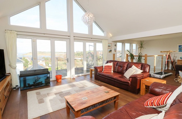 SEA BREEZE, pet friendly, country holiday cottage in Totland