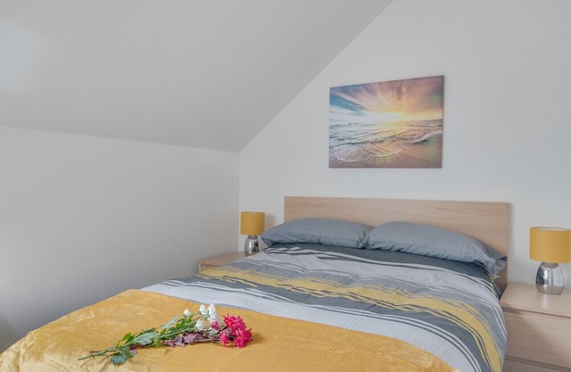 Sea Breeze - Two Bedroom Apartment, Sleeps 4