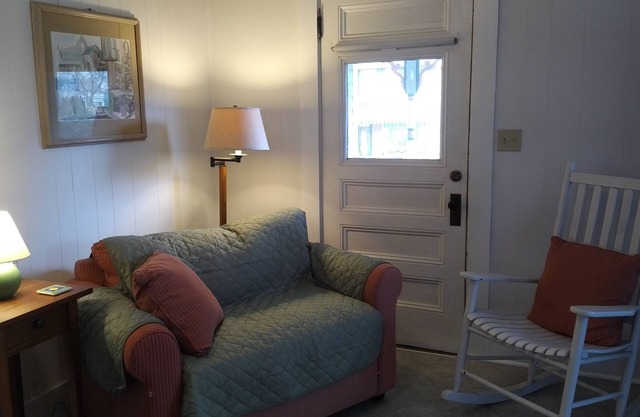 Sea Captain's Victorian studio bedroom apartment. Pets OK