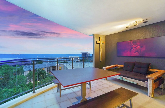 Sea Cave Art Lovers Retreat, Harbour Views + Pool