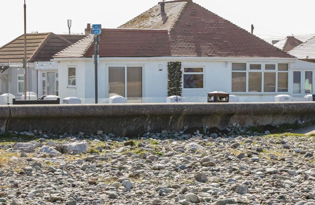 SEA-ESTA BWTHYN, family friendly, with open fire in Kinmel Bay