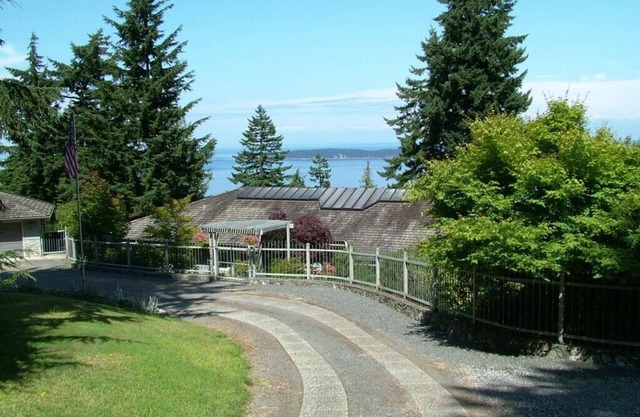 Sea Forever Guest House.Stunning Views of Sea & Mountains. Pet Friendly.Quiet.