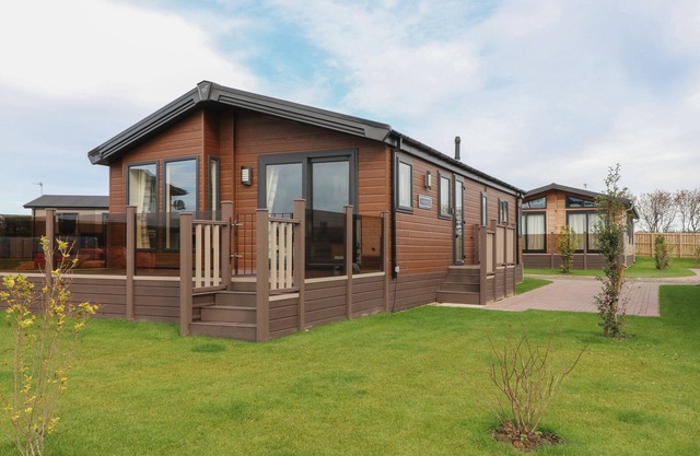 SEA HOLLY LODGE, pet friendly, with a garden in Runswick Bay