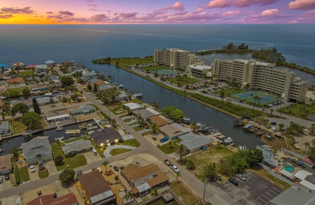 Sea la vie Cozy waterfront home.