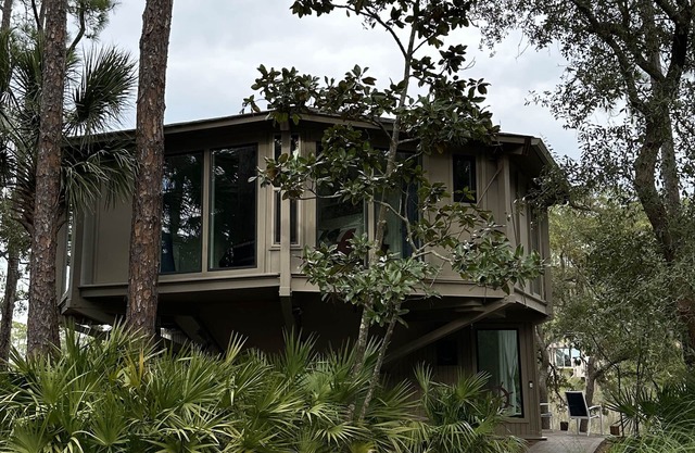 Sea Pines Treehouse steps to Harbour Town on Deer Island