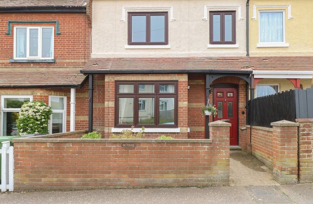 SEA POINT, family friendly, character holiday cottage in Mundesley